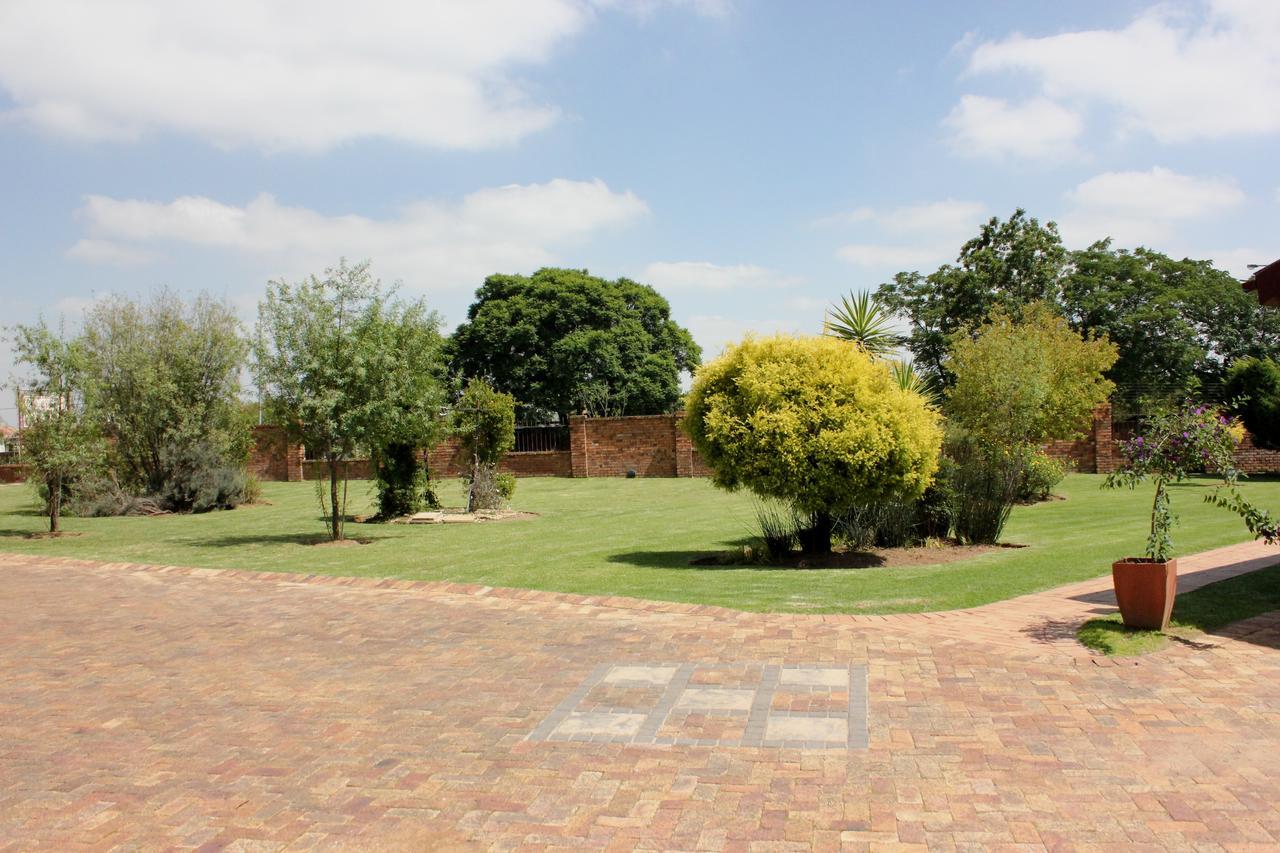The Lazy Grape Guest Lodge & Spa Benoni Exterior foto